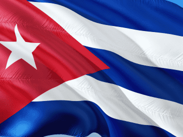 Actualmente la economía de Cuba está marcada por una profunda crisis, la cual ha diezmado el poder adquisitivo nacional, además de generalizar los cortes eléctricos, la escasez de alimentos, medicinas y combustible, y disparar la inflación. CANVA