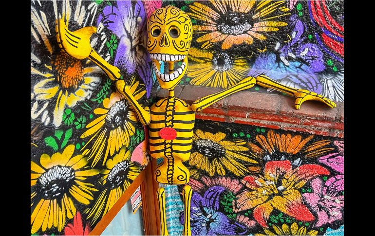 Don Francisco, un artesano de 80 años originario de la Mixteca Baja, cautiva a locales y turistas en el centro de Oaxaca con sus hermosas calaveritas de madera talladas a mano.  ESPECIAL/PEXELS