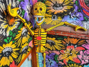 Don Francisco, un artesano de 80 años originario de la Mixteca Baja, cautiva a locales y turistas en el centro de Oaxaca con sus hermosas calaveritas de madera talladas a mano.  ESPECIAL/PEXELS