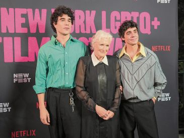 Javier Calvo y Javier Ambrossi posan junto a la actriz Glenn Close. EFE