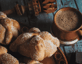 Los especialistas enfatizan que el objetivo no se centra en prohibir los alimentos tradicionales, sino en educar sobre la importancia del consumo responsable. ESPECIAL/Canva