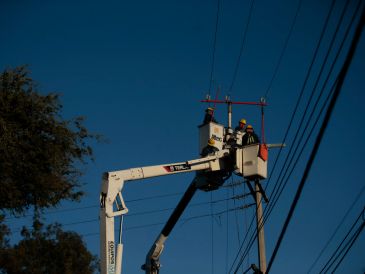 La CFE activó un protocolo de emergencia con más de dos mil 700 electricistas para enfrentar los posibles daños del huracán “Trudy” en México.  EL INFORMADOR/ARCHIVO