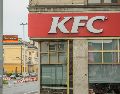 KFC anunció que reemplazará a Pepsi con Coca-Cola en sus más de tres mil 600 sucursales en EU para 2027.  EFE/PEXELS