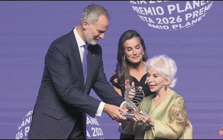 El rey Felipe VI (izq.) y la reina Letizia de España entregan el trofeo a la ganadora del Premio Planeta 2026, la escritora chilena Isabel Allende (der.). AFP