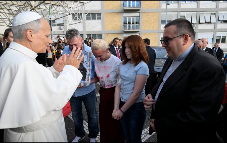 Con una sonrisa, el Papa, de 71 años, abandonó el centro médico a pie mientras saludaba a los enfermos y a los fieles reunidos a las puertas del Gemelli. EFE/S. Risoluti
