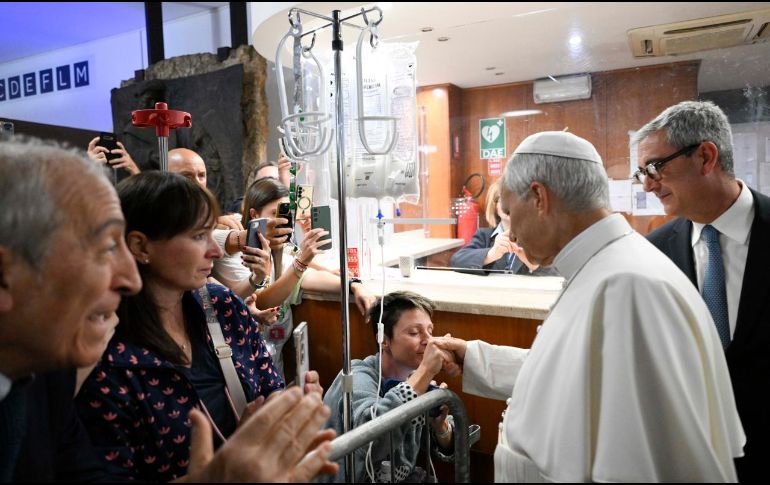 Con una sonrisa, el Papa, de 71 años, abandonó el centro médico a pie mientras saludaba a los enfermos y a los fieles reunidos a las puertas del Gemelli. EFE/S. Risoluti