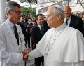 Con una sonrisa, el Papa, de 71 años, abandonó el centro médico a pie mientras saludaba a los enfermos y a los fieles reunidos a las puertas del Gemelli. EFE/S. Risoluti