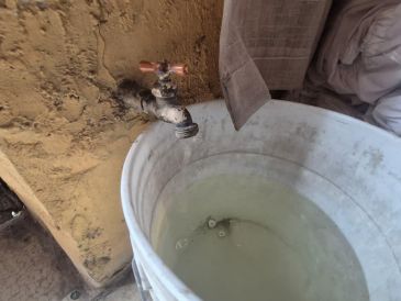 Habitantes del AMG enfrentan un esquema de tandeos en espera de que mejore la calidad del agua potable. EL INFORMADOR / O. González