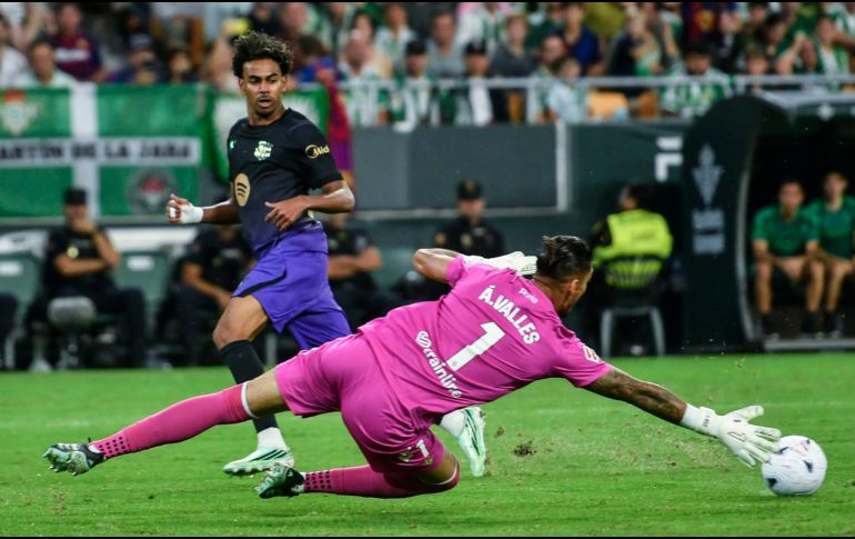El Barcelona mantuvo su paso perfecto este sábado tras golear 5-2 al Real Betis en La Cartuja. EFE / R. Caro