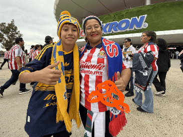 La seguidora de Chivas reconoció que no logró convencer a su hijo de seguir al equipo, pues su esposo se encargó de transmitirle su afición por Tigres. EL INFORMADOR / F. RAMÍREZ