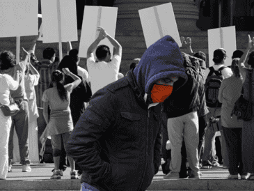 La confrontación directa buscaba aislar a estos sujetos del contingente pacífico, dejando en claro que no tolerarían actitudes que desvirtuaran su protesta dominical. ESPECIAL / CANVA