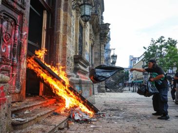 La segunda puerta principal de Palacio cayó; al fondo, los policías antimotines se atrincheraron, pero no respondían a ninguna agresión. EL INFORMADOR / J. ACOSTA