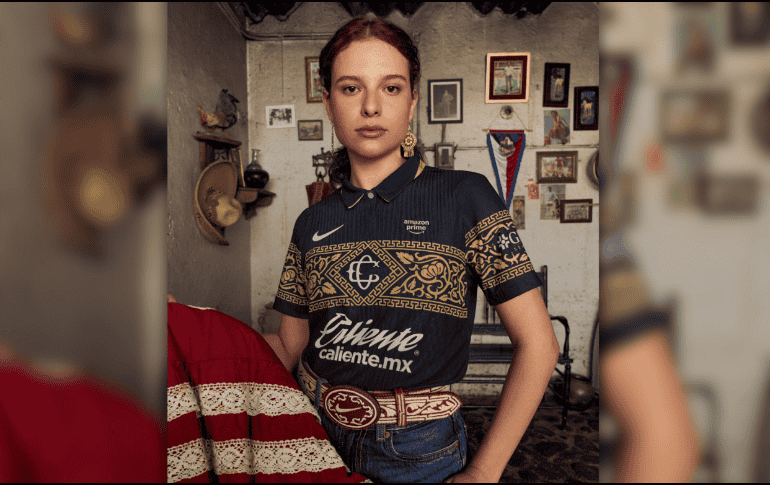 El jersey destaca por una base completamente negra que contrasta con detalles dorados, los cuales evocan la estética del clásico traje de charro. ESPECIAL/X @Chivas