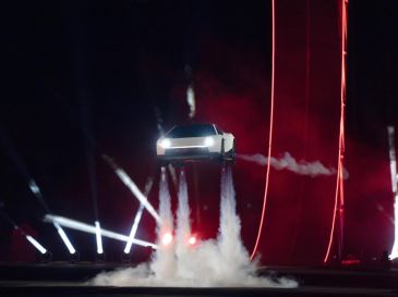 Fotografía cedida por Tesla donde aparece el prototipo de la nueva generación de su deportivo eléctrico Roadster propulsado por aire comprimido en las instalaciones de pruebas de cohetes de SpaceX en McGregor, Texas. EFE/Tesla