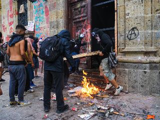 La manifestación de ayer permaneció momentáneamente detenida en el Parque Revolución por la presencia de encapuchados. EL INFORMADOR/J. Acosta