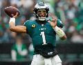 Jalen Hurts, de 28 años, se encuentra "clínicamente estable y no presenta limitaciones funcionales significativas". AP / ARCHIVO