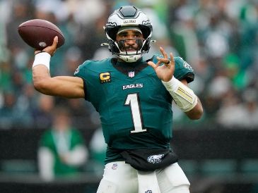 Jalen Hurts, de 28 años, se encuentra "clínicamente estable y no presenta limitaciones funcionales significativas". AP / ARCHIVO