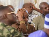 Uno de los coacusados, junto al autoproclamado pastor Paul Mackenzie (no aparece en la foto), un exlíder de una secta, asiste a la lectura del fallo de su juicio por homicidio en los Tribunales de Mombasa, en Mombasa, Kenia, el 19 de octubre de 2026. EFE/Sringer