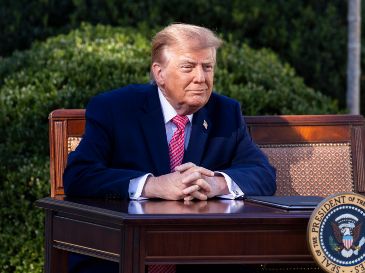 Trump, que en las últimas semanas ha intensificado sus críticas a Zelenski y ha pedido su relevo como presidente de Ucrania, acusó al mandatario ucraniano de "no estar ayudando mucho" a poner fin al conflicto. EFE/J. Scalzo