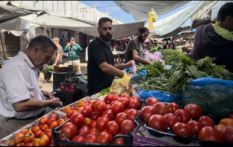 El número de personas que reciben ayuda se redujo este mes de 1.6 millones a 1.1 millones en Gaza. EFE / A. AWAD