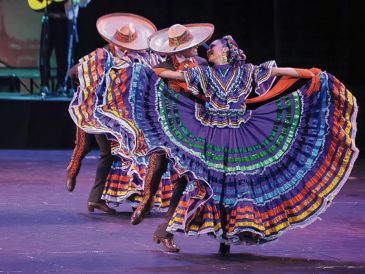El Ballet Folclórico de Guadalajara conmemora su trayectoria con 60 bailarines, música en vivo y estampas de cinco Estados. ESPECIAL