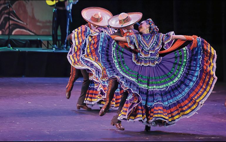 El Ballet Folclórico de Guadalajara conmemora su trayectoria con 60 bailarines, música en vivo y estampas de cinco Estados. ESPECIAL