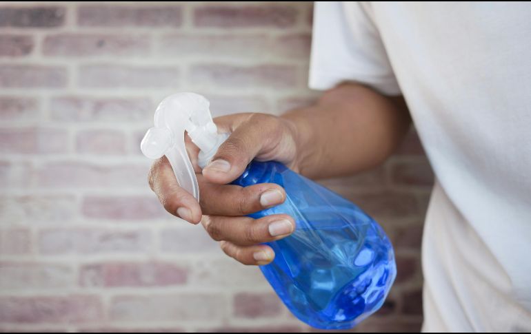 Para utilizarlo, se recomienda diluir una taza de vinagre blanco en una taza de agua dentro de un rociador. Unsplash