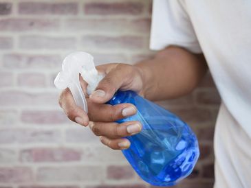 Para utilizarlo, se recomienda diluir una taza de vinagre blanco en una taza de agua dentro de un rociador. Unsplash