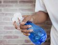 Para utilizarlo, se recomienda diluir una taza de vinagre blanco en una taza de agua dentro de un rociador. Unsplash