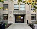 Fotografía que muestra la fachada del edificio Edmund Ezra Day Hall, en la Universidad de Cornell que debate una moción de falta de confianza en la dirección del centro por su gestión del caso de violación grupal. EFE/ E. Capdepon