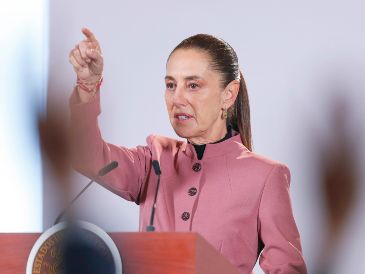 Sheinbaum tuvo una imagen positiva de 69% en el ranking del mes de septiembre, por lo que su aprobación aumentó en tres decimales porcentuales durante octubre. EFE / I. Esquivel