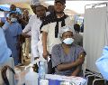 Trabajadores sanitarios forman una fila para recibir una dosis de la vacuna Ervebo contra el virus del ébola en Beni, en la provincia de Kivu del Norte. AP/S. Kitsa