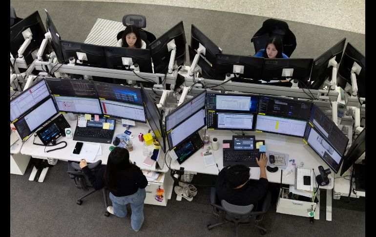 Por sectores, las mayores ganancias fueron para las empresas de salud y bienes raíces; las únicas que cerraron en rojo fueron las de comunicaciones y tecnología. EFE/J. HEON-KYUN