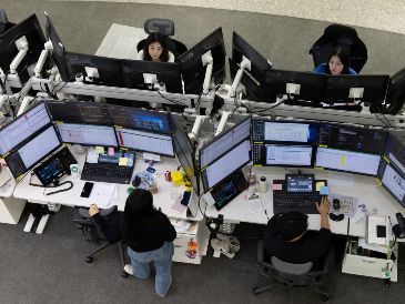 Por sectores, las mayores ganancias fueron para las empresas de salud y bienes raíces; las únicas que cerraron en rojo fueron las de comunicaciones y tecnología. EFE/J. HEON-KYUN