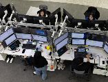 Por sectores, las mayores ganancias fueron para las empresas de salud y bienes raíces; las únicas que cerraron en rojo fueron las de comunicaciones y tecnología. EFE/J. HEON-KYUN