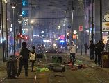 La policía de Milán reportó que dos mil jóvenes participaron en los disturbios la noche del sábado. AP / S. PORTA