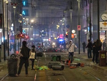 La policía de Milán reportó que dos mil jóvenes participaron en los disturbios la noche del sábado. AP / S. PORTA