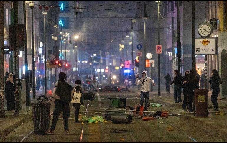 La policía de Milán reportó que dos mil jóvenes participaron en los disturbios la noche del sábado. AP / S. PORTA