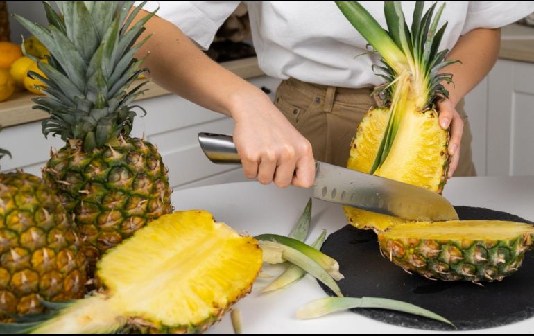 Especialistas en nutrición coinciden en que la cáscara de piña es una fuente importante de fibra, vitamina C y bromelina, una enzima clave para el proceso digestivo. PEXELS