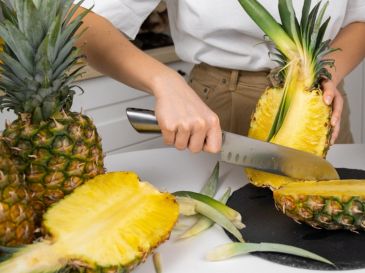 Especialistas en nutrición coinciden en que la cáscara de piña es una fuente importante de fibra, vitamina C y bromelina, una enzima clave para el proceso digestivo. PEXELS