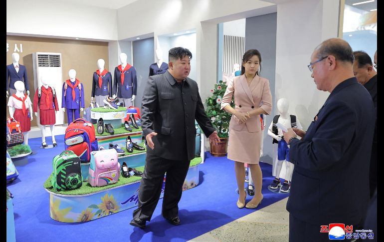 Kim Jong-un reaparece en Pionyang tras fuertes rumores sobre su muerte por hemorragia cerebral. AFP/KCNA