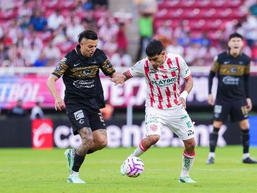 Chivas venció 1-0 al Necaxa con un autogol de Agustín Oliveros al minuto 77 y puso fin a una racha de partidos sin ganar. IMAGO7.
