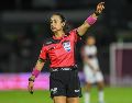 Katia Itzel tomó la decisión después de revisar con el VAR. IMAGO7/A. Rodríguez