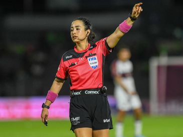 Katia Itzel tomó la decisión después de revisar con el VAR. IMAGO7/A. Rodríguez