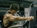 La pérdida de masa muscular comienza décadas antes de la vejez, pero el entrenamiento de fuerza en la mediana edad ofrece una ventana crítica para preservar la movilidad y la función física. UNSPLASH/Kobe Kian Clata