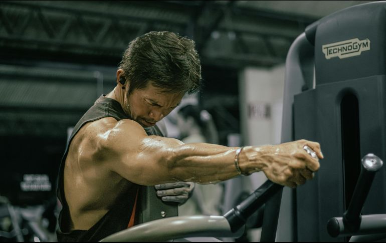 La pérdida de masa muscular comienza décadas antes de la vejez, pero el entrenamiento de fuerza en la mediana edad ofrece una ventana crítica para preservar la movilidad y la función física. UNSPLASH/Kobe Kian Clata