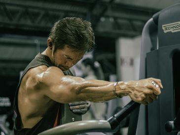 La pérdida de masa muscular comienza décadas antes de la vejez, pero el entrenamiento de fuerza en la mediana edad ofrece una ventana crítica para preservar la movilidad y la función física. UNSPLASH/Kobe Kian Clata
