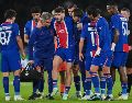 Khvicha Kvaratskhelia sufrió una rotura del ligamento cruzado anterior de la rodilla derecha durante el partido del PSG contra el Barcelona. AP / T. Camus