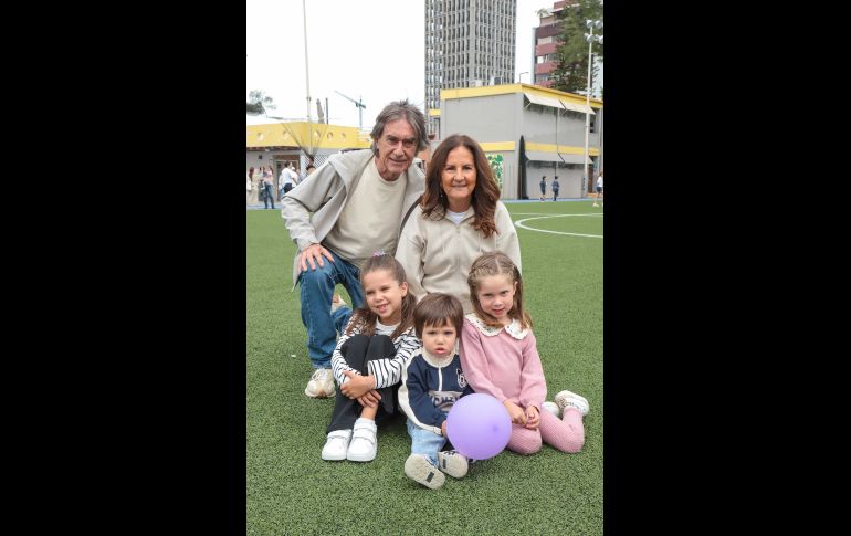 Carlos Mora, Melin Godínez, Carlota, Gerónimo e Ivanna Mora. GENTE BIEN JALISCO / World Family Day