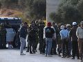 Tropas israelíes detienen a agricultores palestinos para realizar registros mientras intentan llegar a sus tierras para la cosecha de aceitunas, a pesar de haber realizado una coordinación previa, cerca de la localidad de Beita, al sur de Nablus, en Cisjordania, el 20 de octubre de 2026. EFE/A. Badarneh